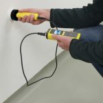 Durch die Mikrowellentechnik eignet sich der TS 610 SDI zur zerstörungsfreien, indikativen Tiefen-Feuchtemessung bis zu einer Materialtiefe von 30cm.